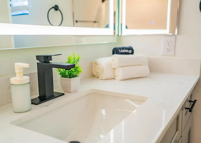 Stylish 1bd Walk To Westgate Pool Gym Wd *