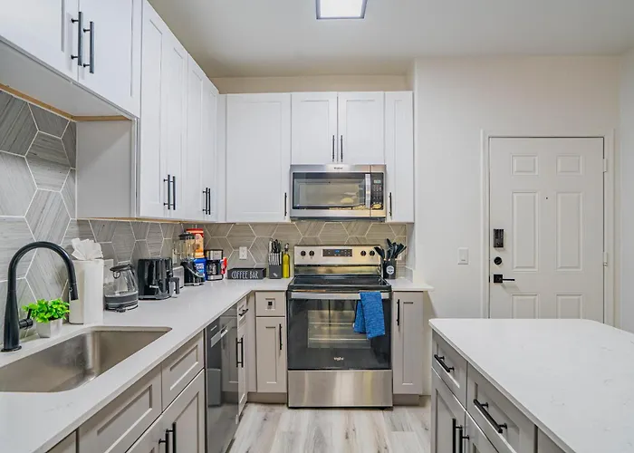 Stylish 1bd Walk To Westgate Pool Gym Wd Glendale